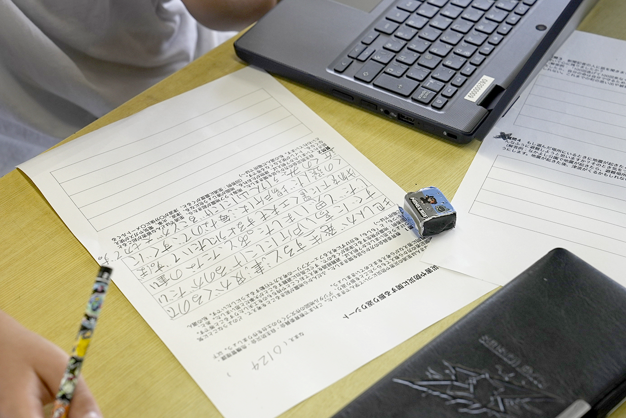 ワークシートを記入している授業風景